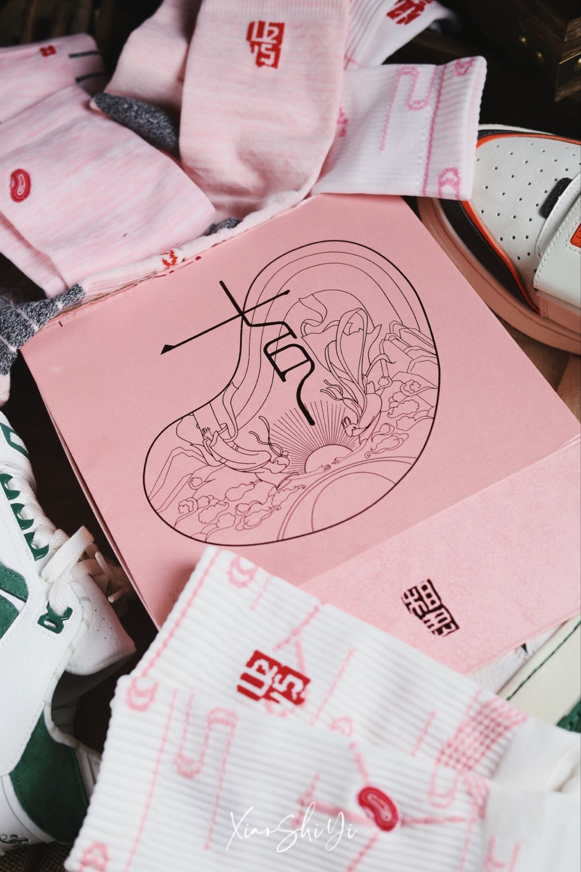 粉嫩的礼盒上方还印有红豆形状的图案内里的牛郎织女图案和七夕字样
