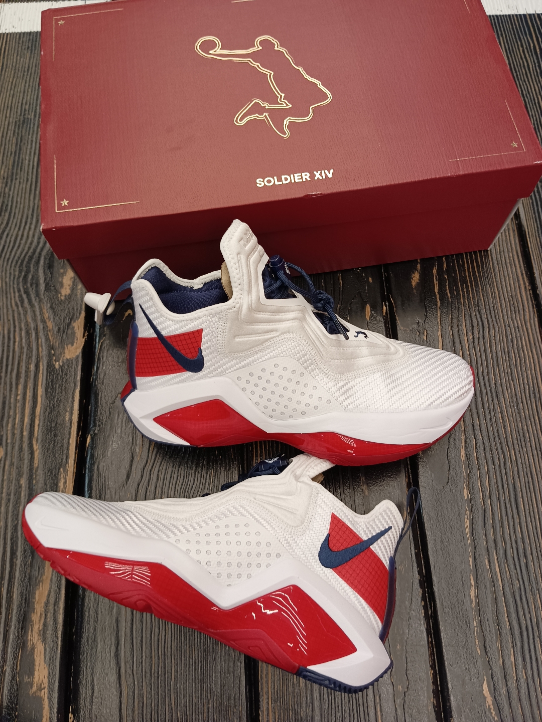78来个球鞋拍个照 士兵十四白红来袭!