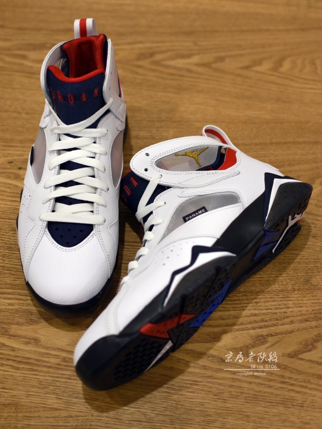 设计细节:大巴黎联名采用了白蓝红三色的主色调,是法国国旗