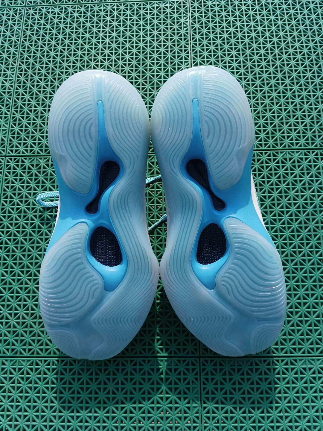 好,我是不上进 今天给大家分享一双实战好鞋 它就是李宁驭帅11蓝莓 这