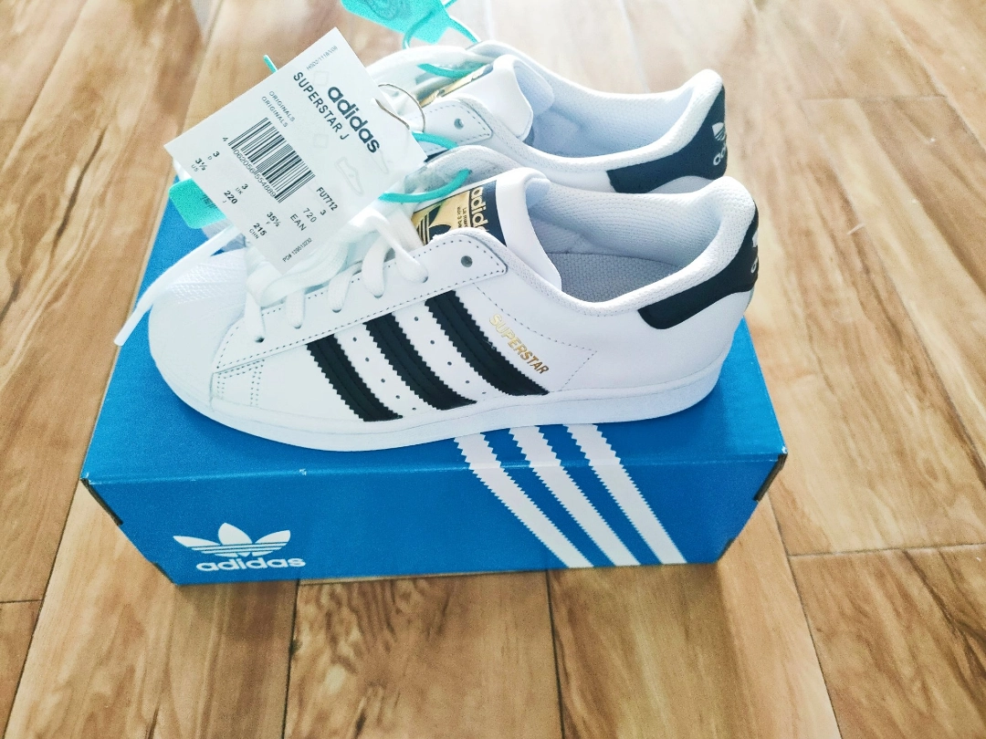 三叶草 贝壳头经典款,终于入手啦… 洋气 时尚 百搭! 码数: 35.