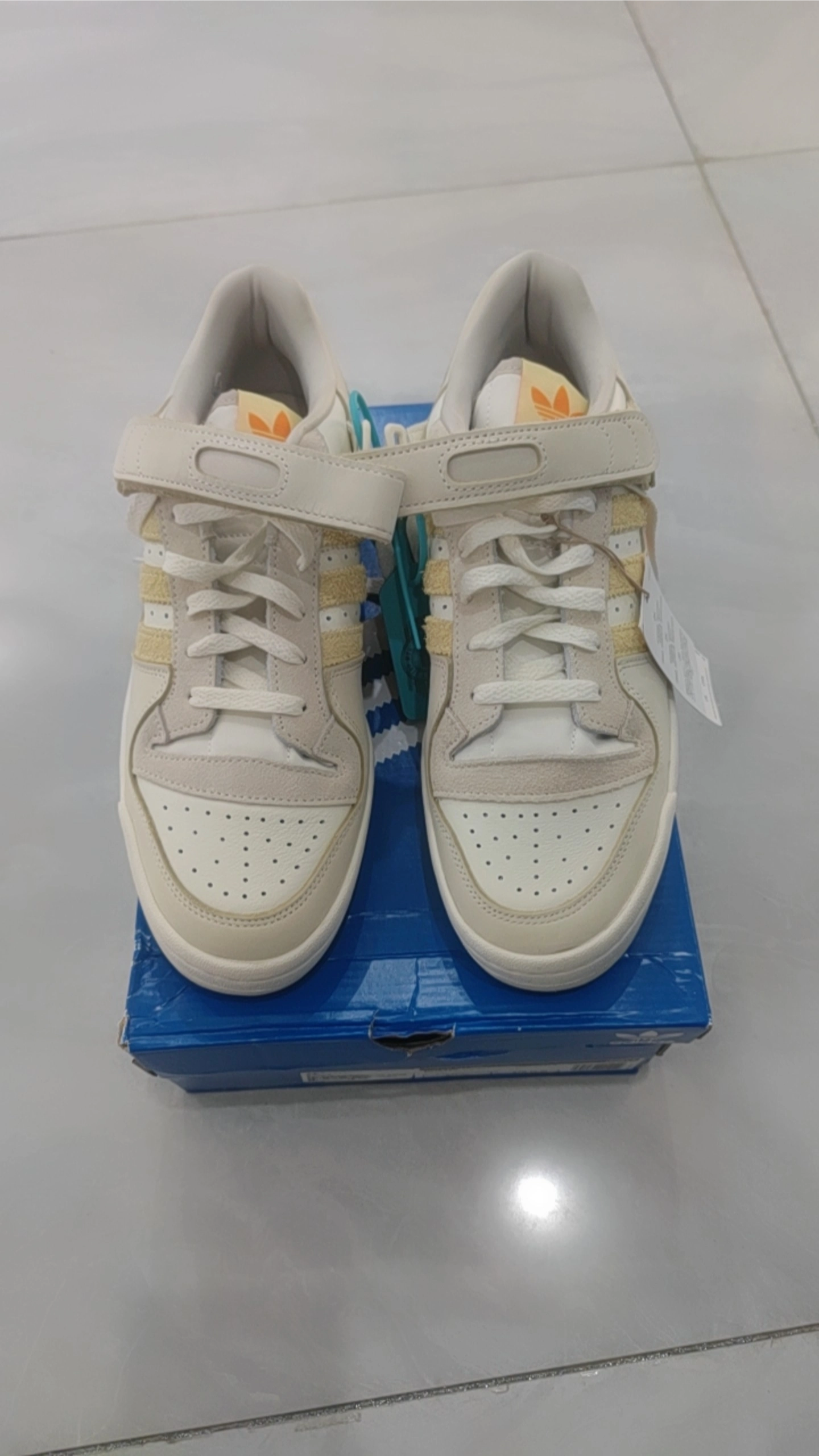 阿迪达斯forum 84米黄白,到手感觉比实物还好看,而且经典白搭,推荐