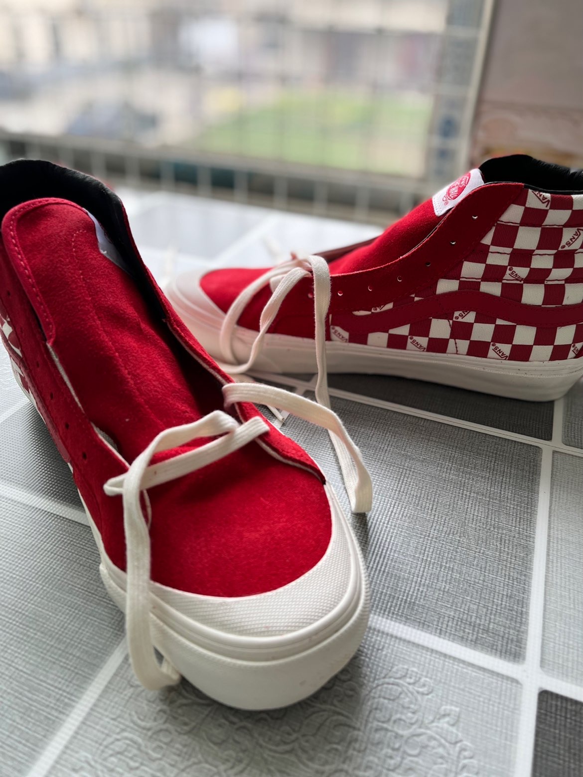 红色棋盘格的vans