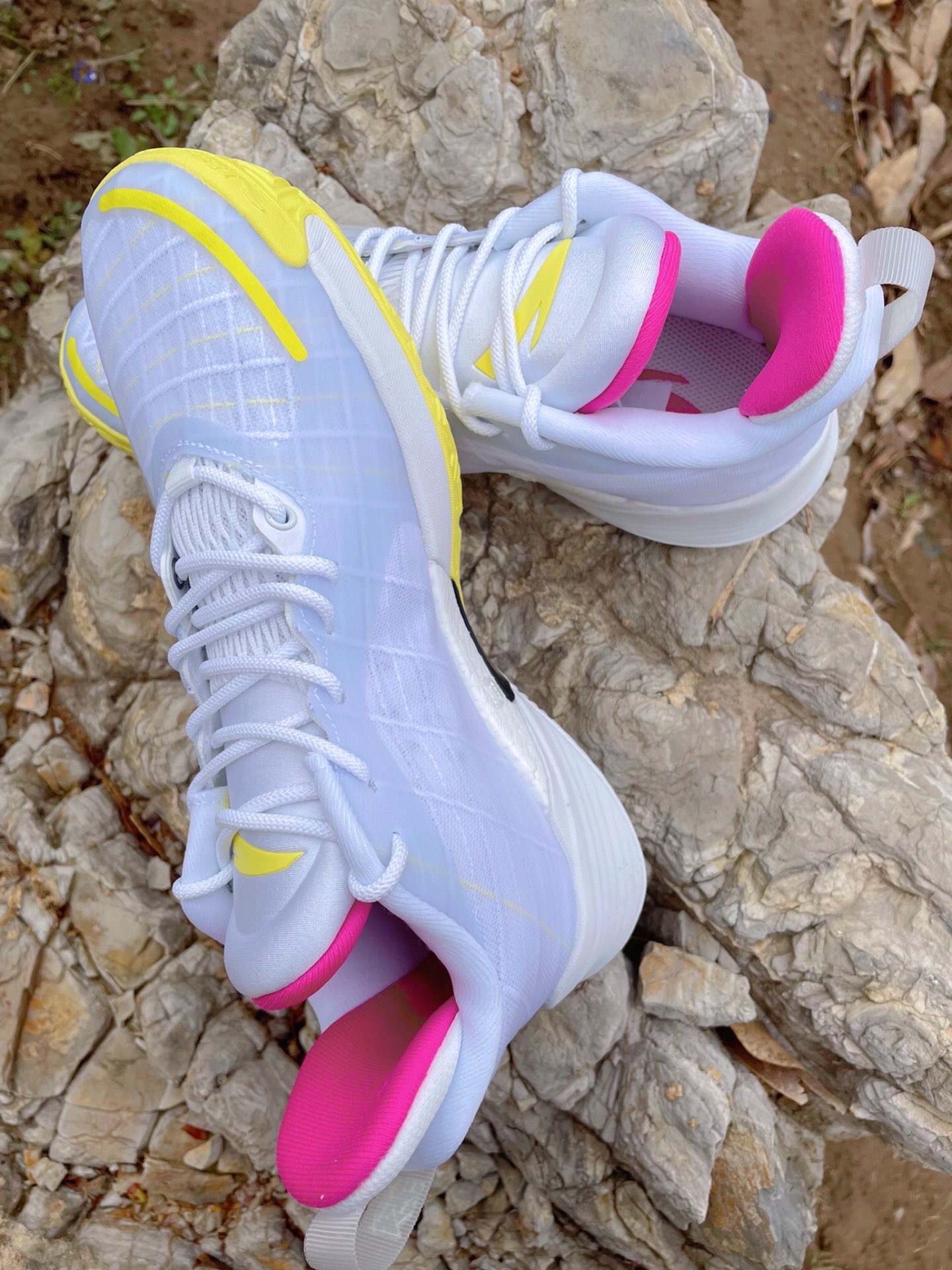 安踏 轻狂3 氮科技 白黄红