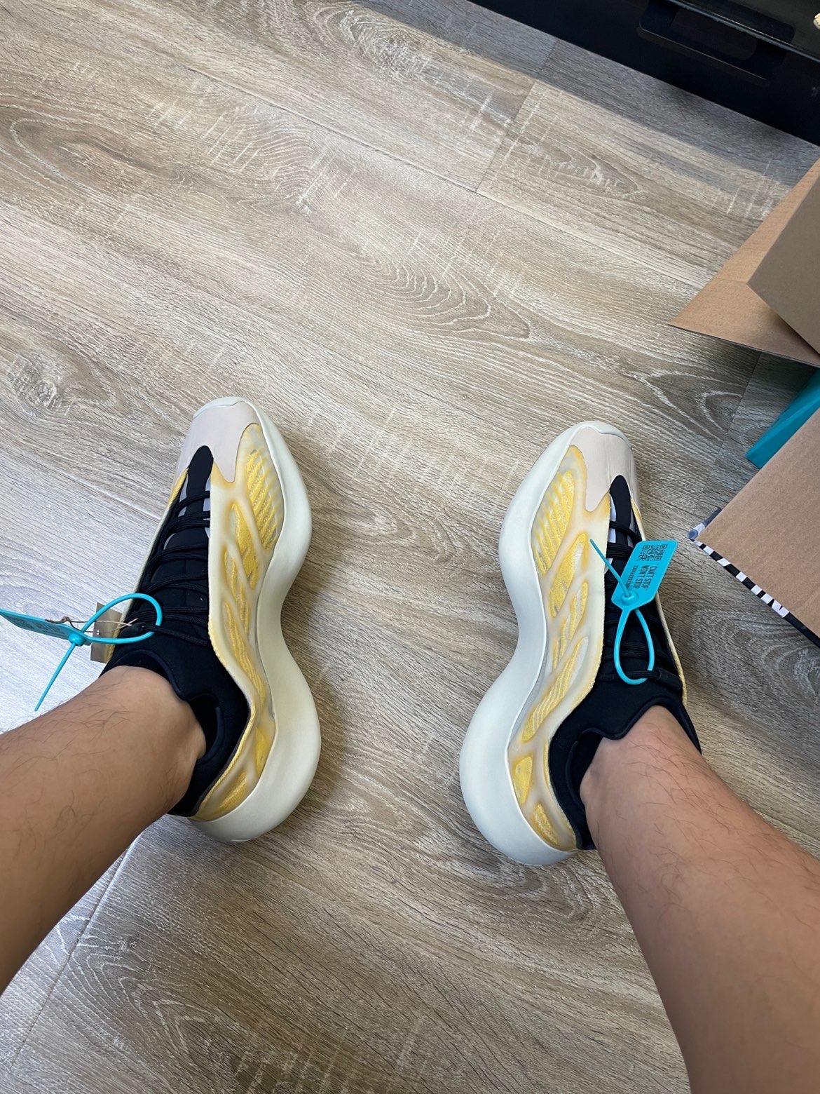 yeezy700V3穿裂了图片