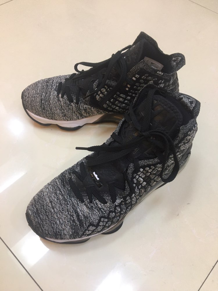 怎么看怎么帅:詹姆斯17代深灰配色