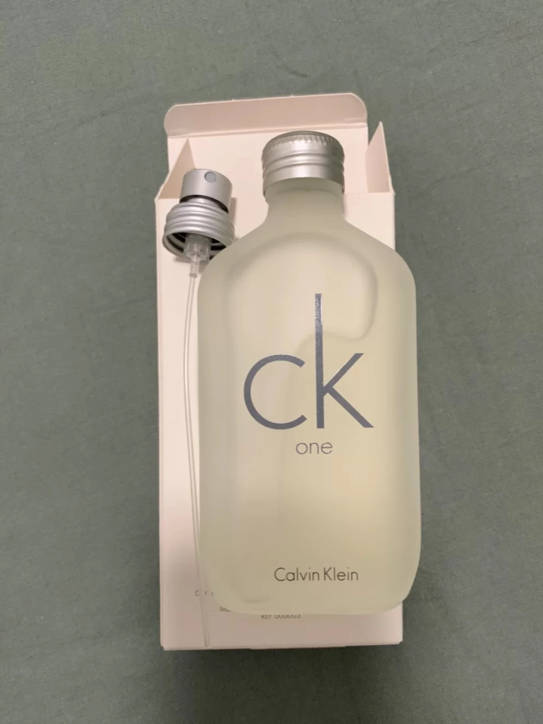 当你觉得100 买不到好闻的香水时…… 我: ckone!