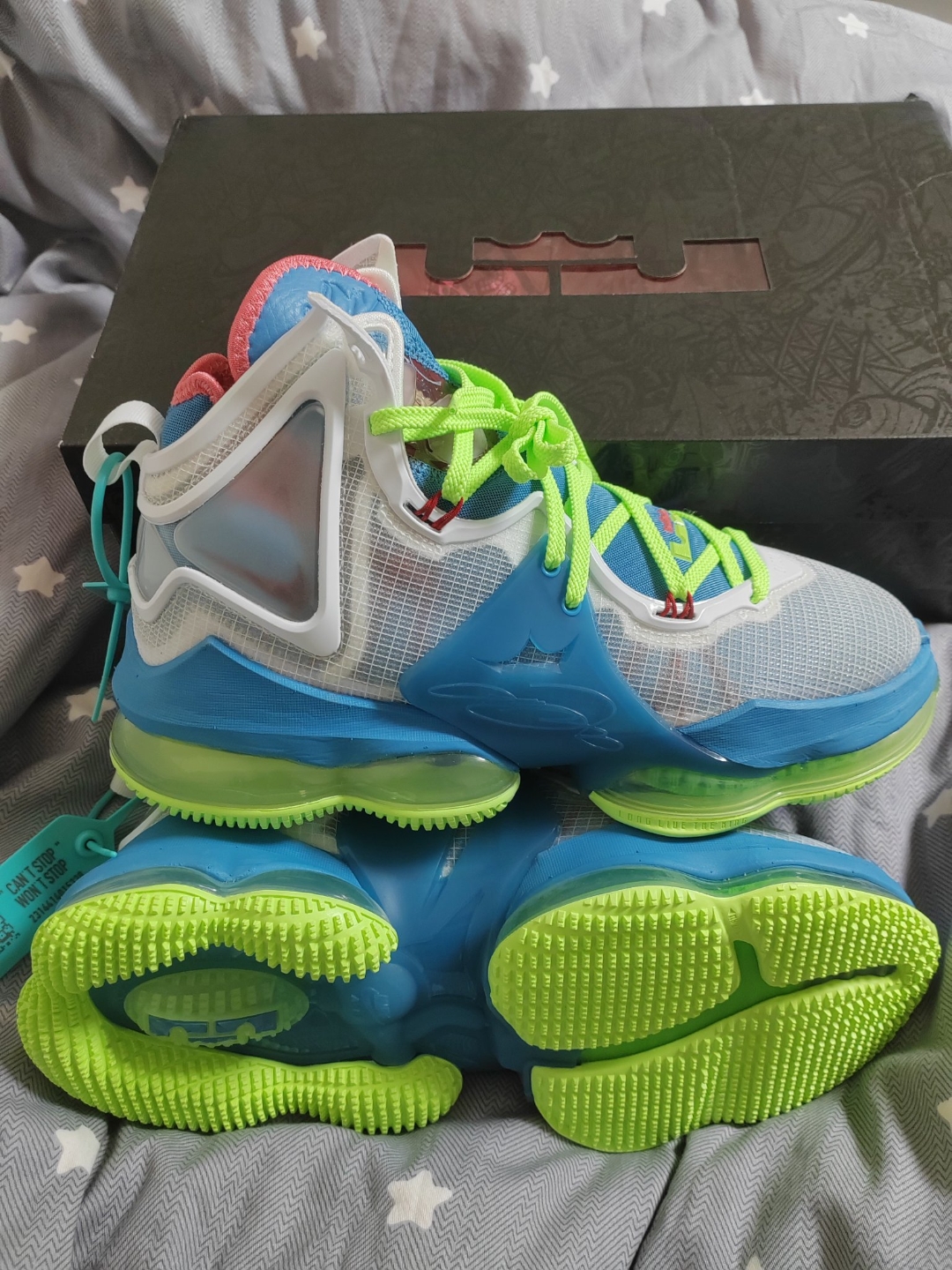 穿这双球场见 

非常有代表性的球鞋👍

喜欢他的两点:詹姆斯的99