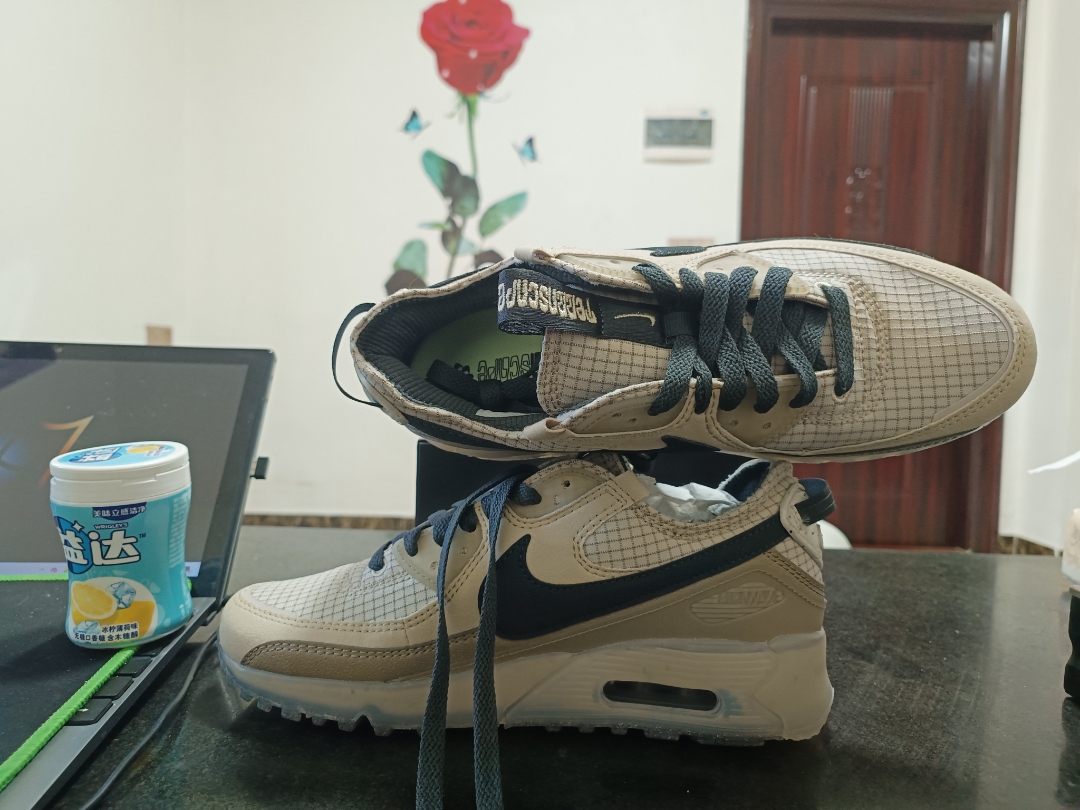 鞋底颜色:额额95 耐克环保运动鞋,蛮好看 系列设计还是很好的保留了