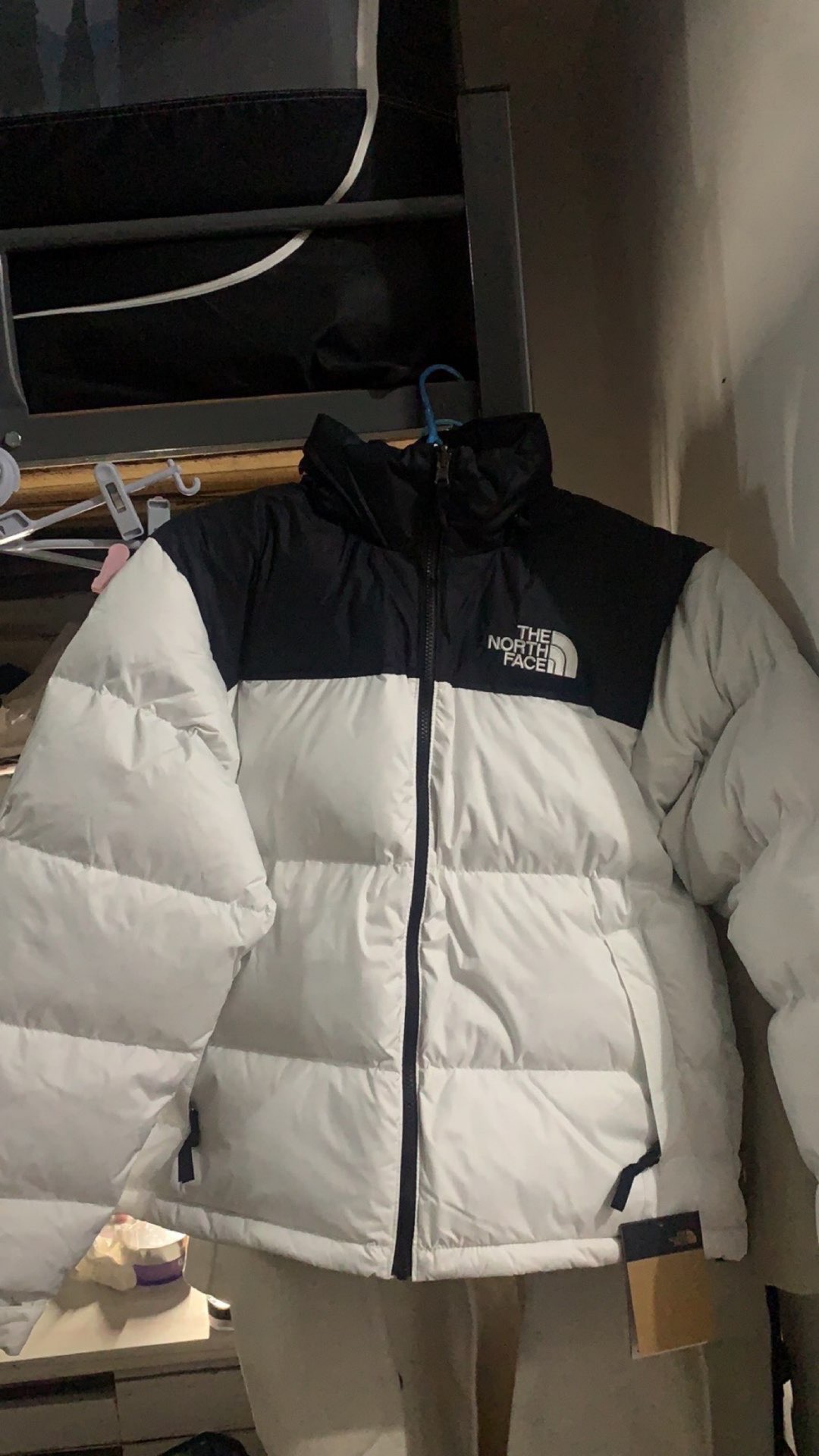 白色北面羽绒服