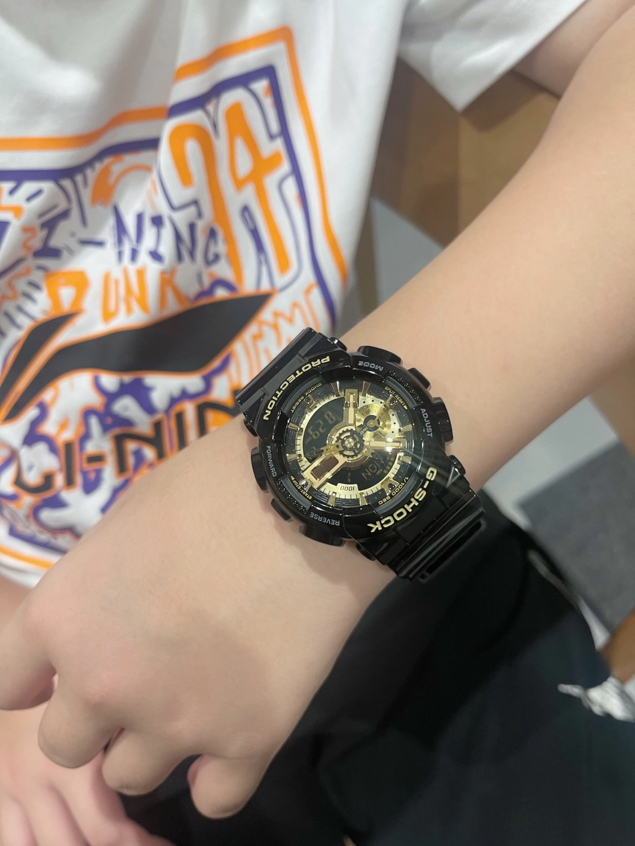 卡西欧黑金手表
