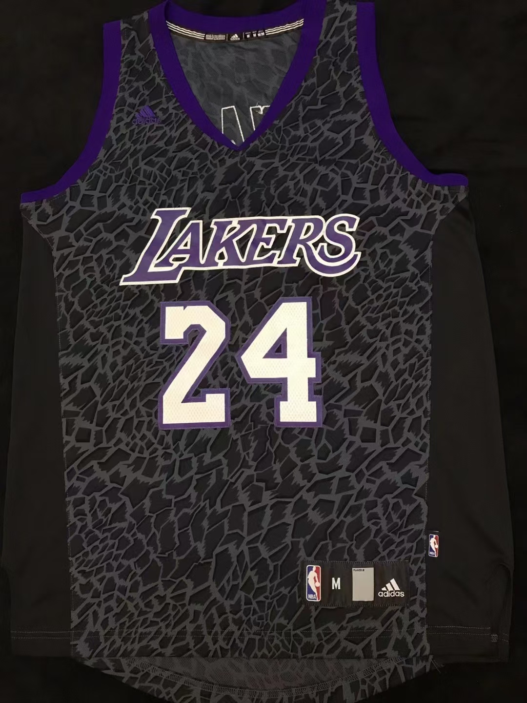 科比限定紫金蛇纹球衣
科比场均28.3分 6.3篮板 5