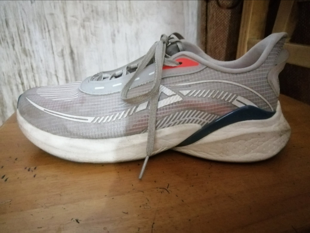 刚买的匹克轻弹002,穿了两个星期,说一下我的感受