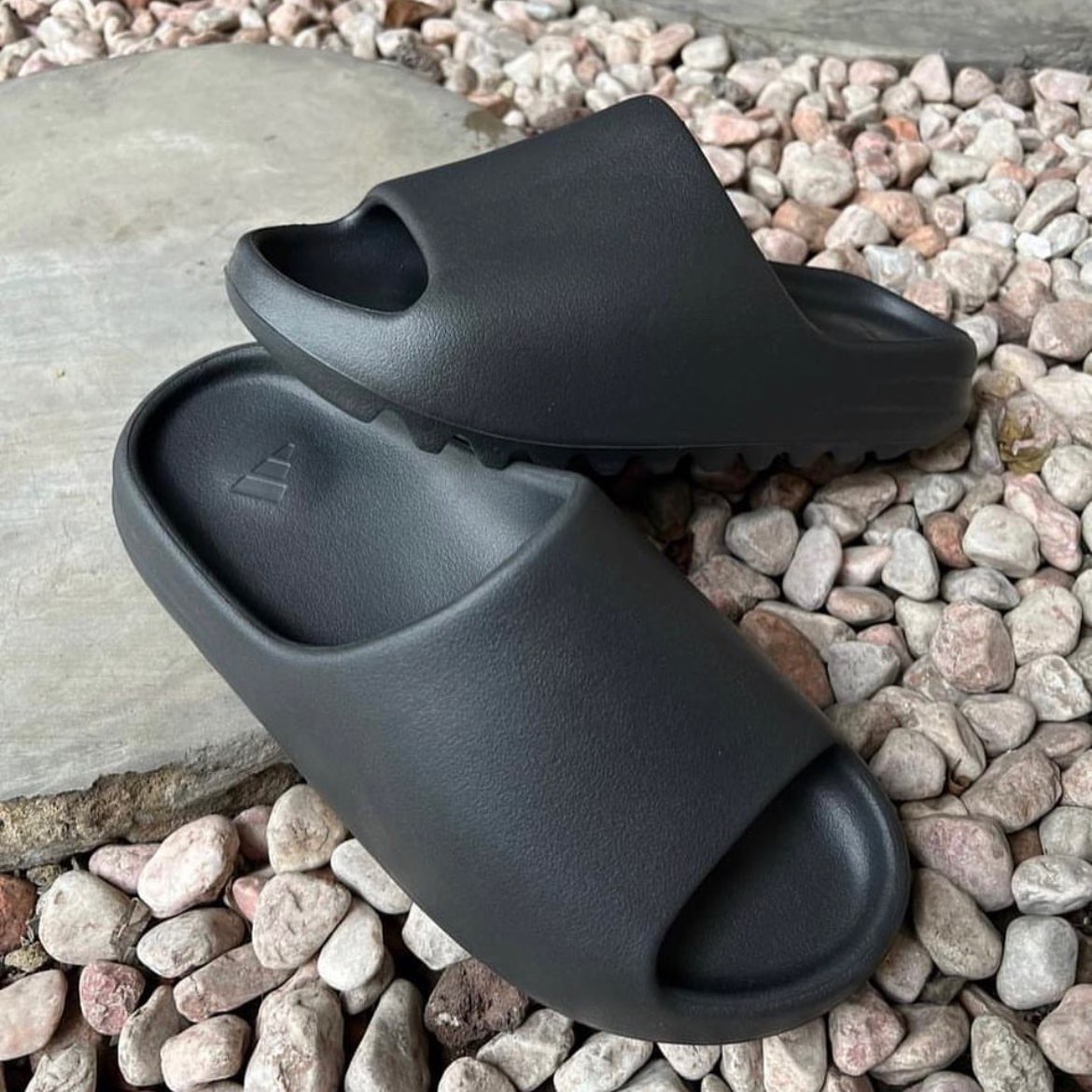 Adidas Originals Yeezy Slide Onyx - POIZON Adidas Originals Yeezy Slide Onyx - POIZON