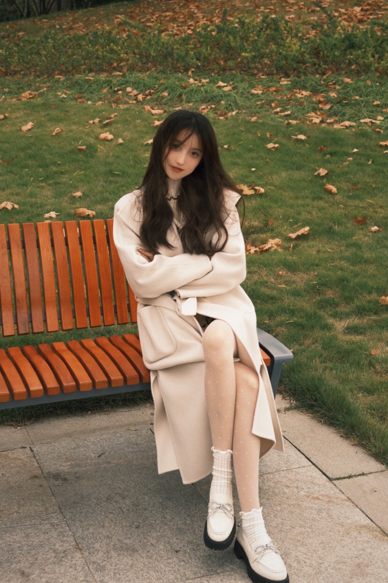 米白色大衣好温柔
里面内搭随便什么连衣裙都好看
白丝还是yyds 可以