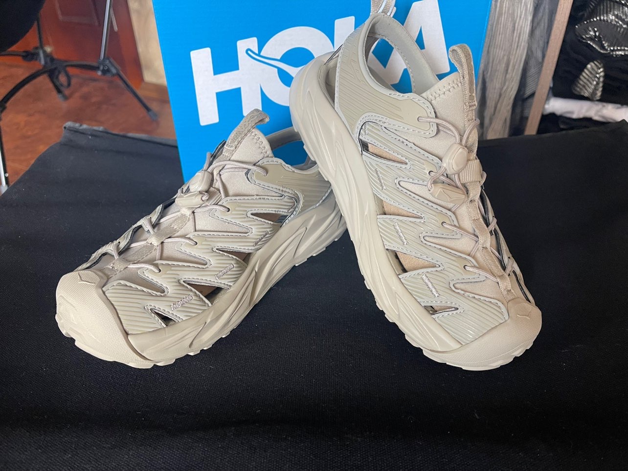hoka卡其色凉鞋