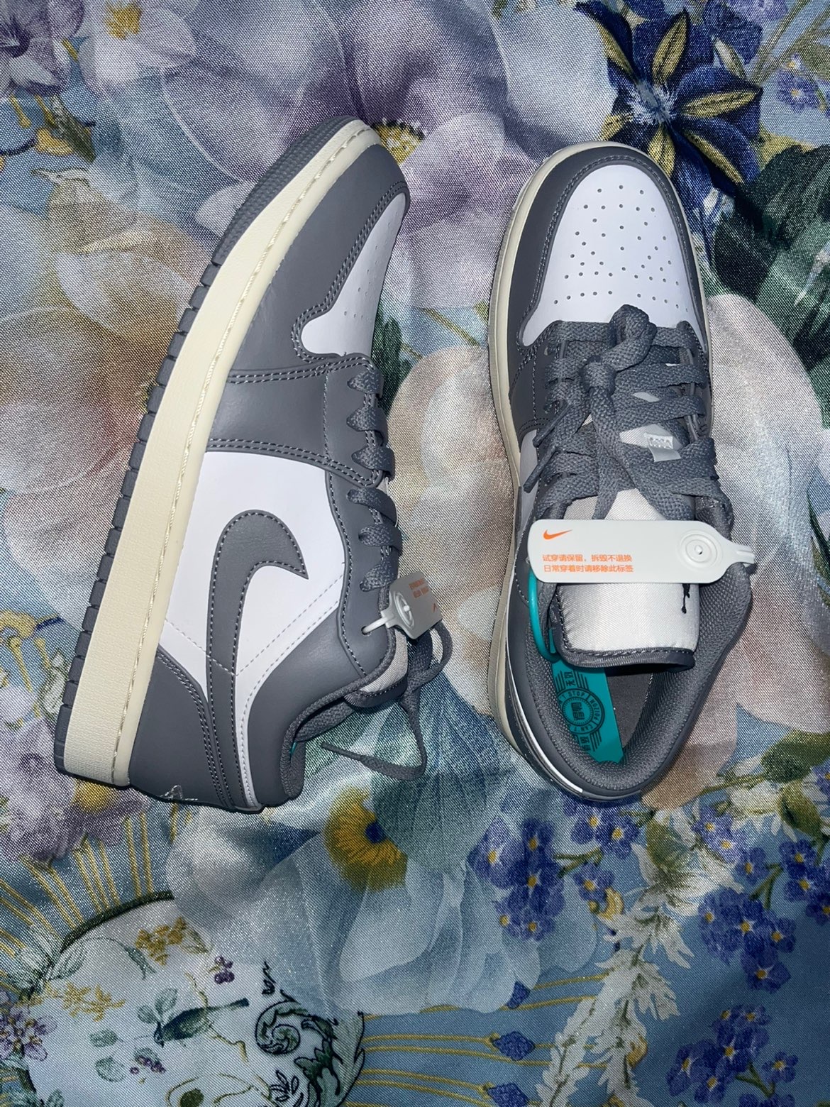 aj1low小迪奥配色真的令人羡慕,真的是太好看了,颜值逆天,经典的灰白