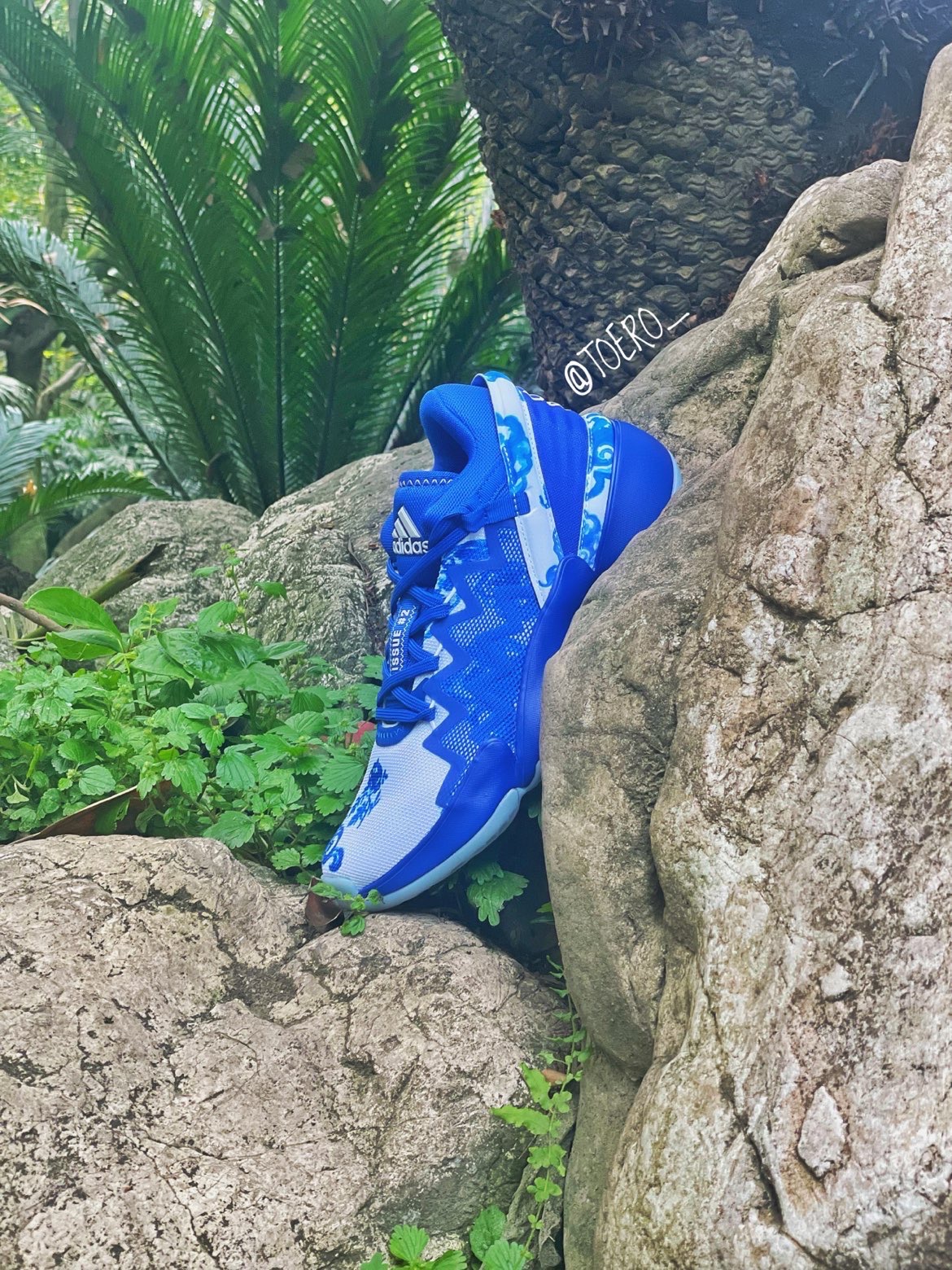 和中国龙的元素被大家称为青花瓷配色,此配色鞋面图案每一双都不一样