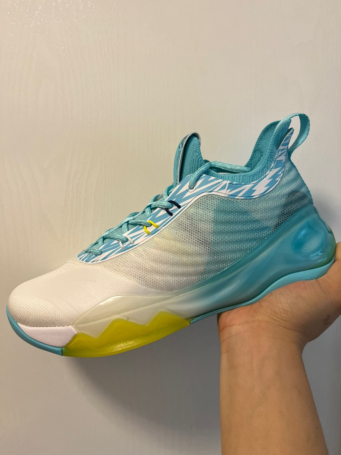 安踏kt6 low,明降暗升?