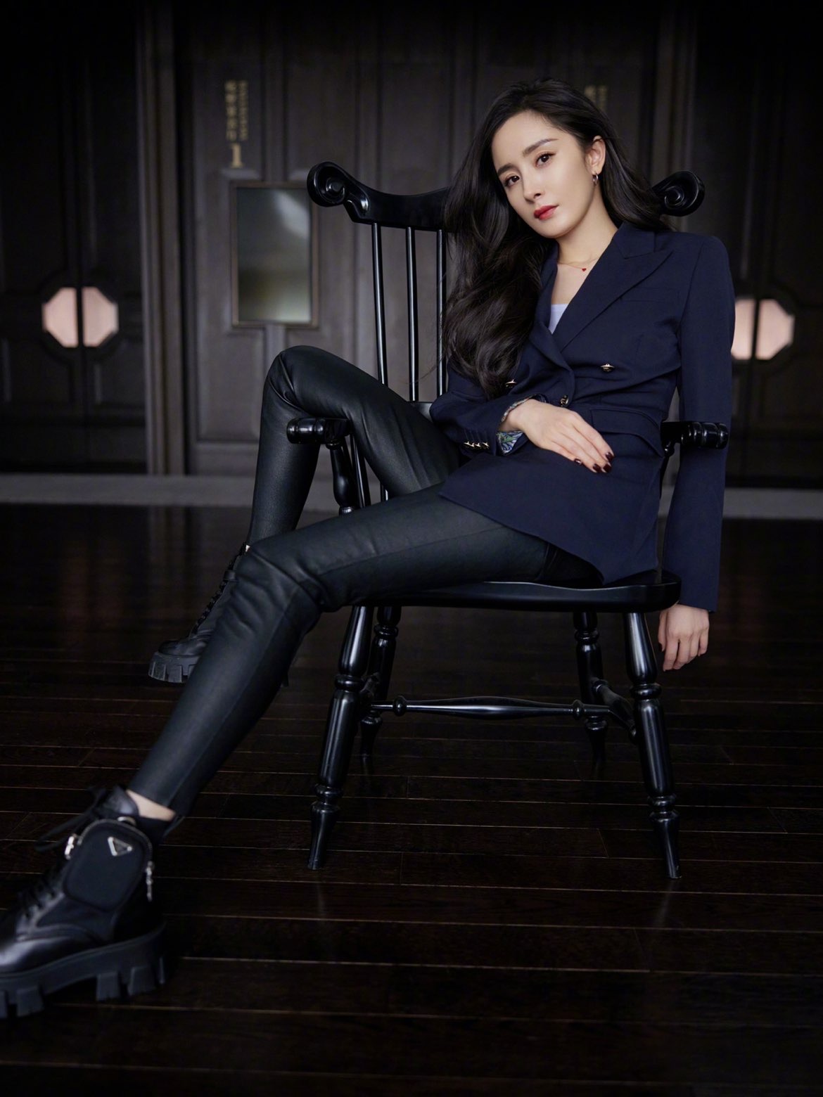 杨幂西装皮裤酷帅造型