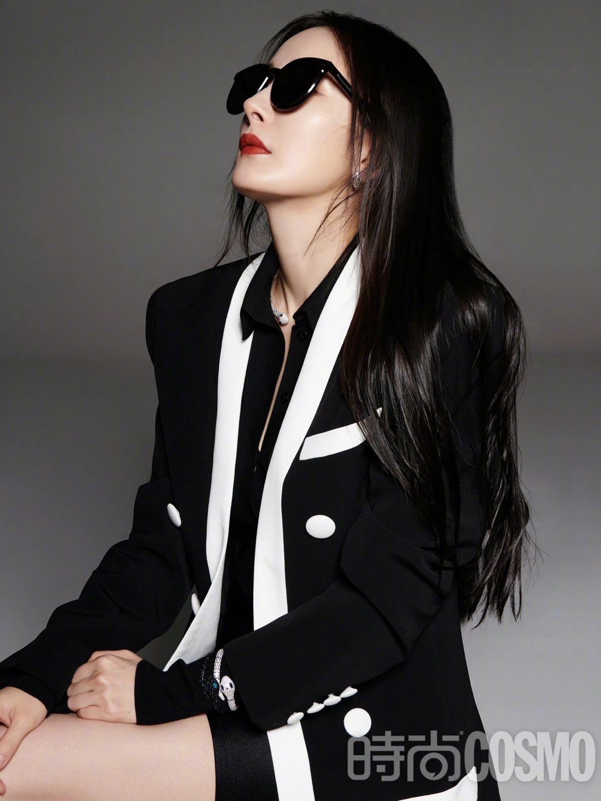 杨幂黑白西装夹克酷帅墨镜大片