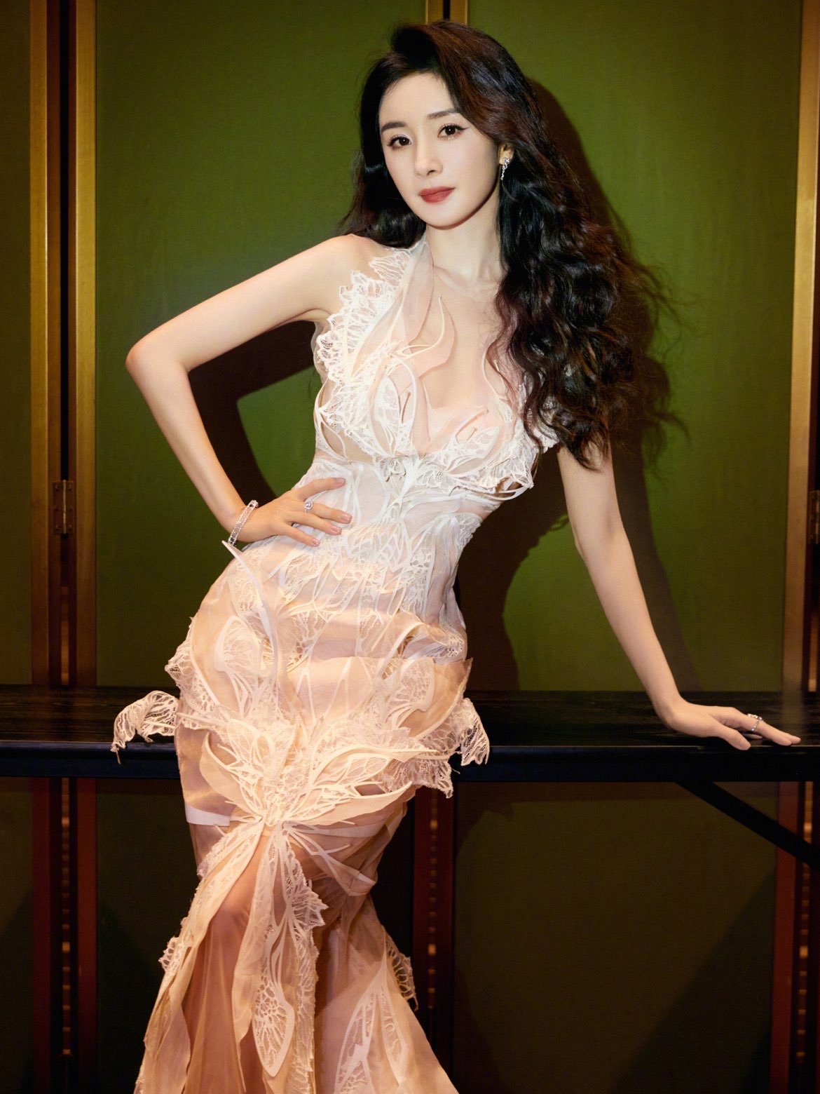 会员iris van herpen 2022秋冬高级定制亮相第一届时尚芭莎设计大赏!