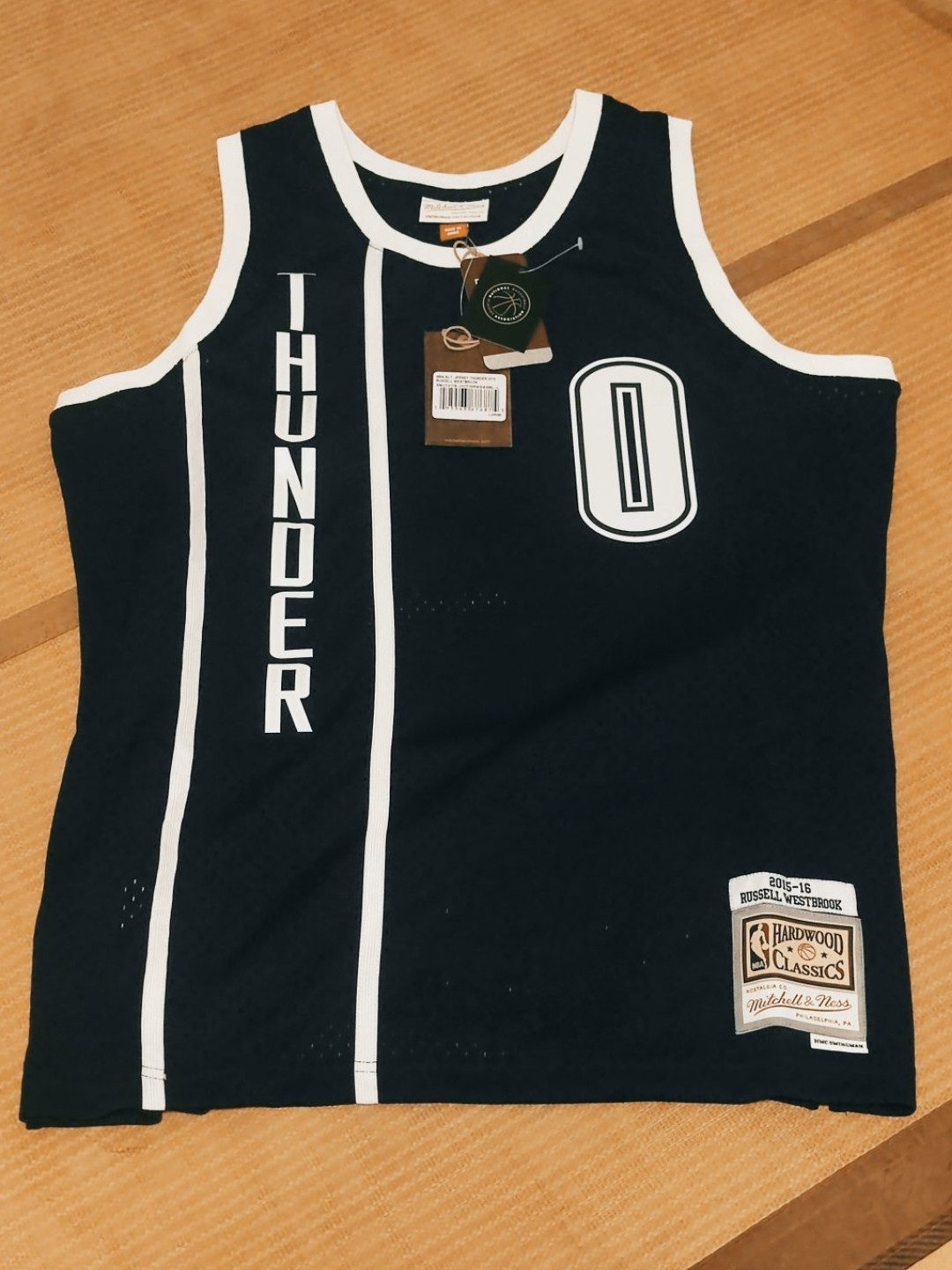 朋友送的威少雷霆复古球衣,不得不说比我之前自己买的swingman的nike