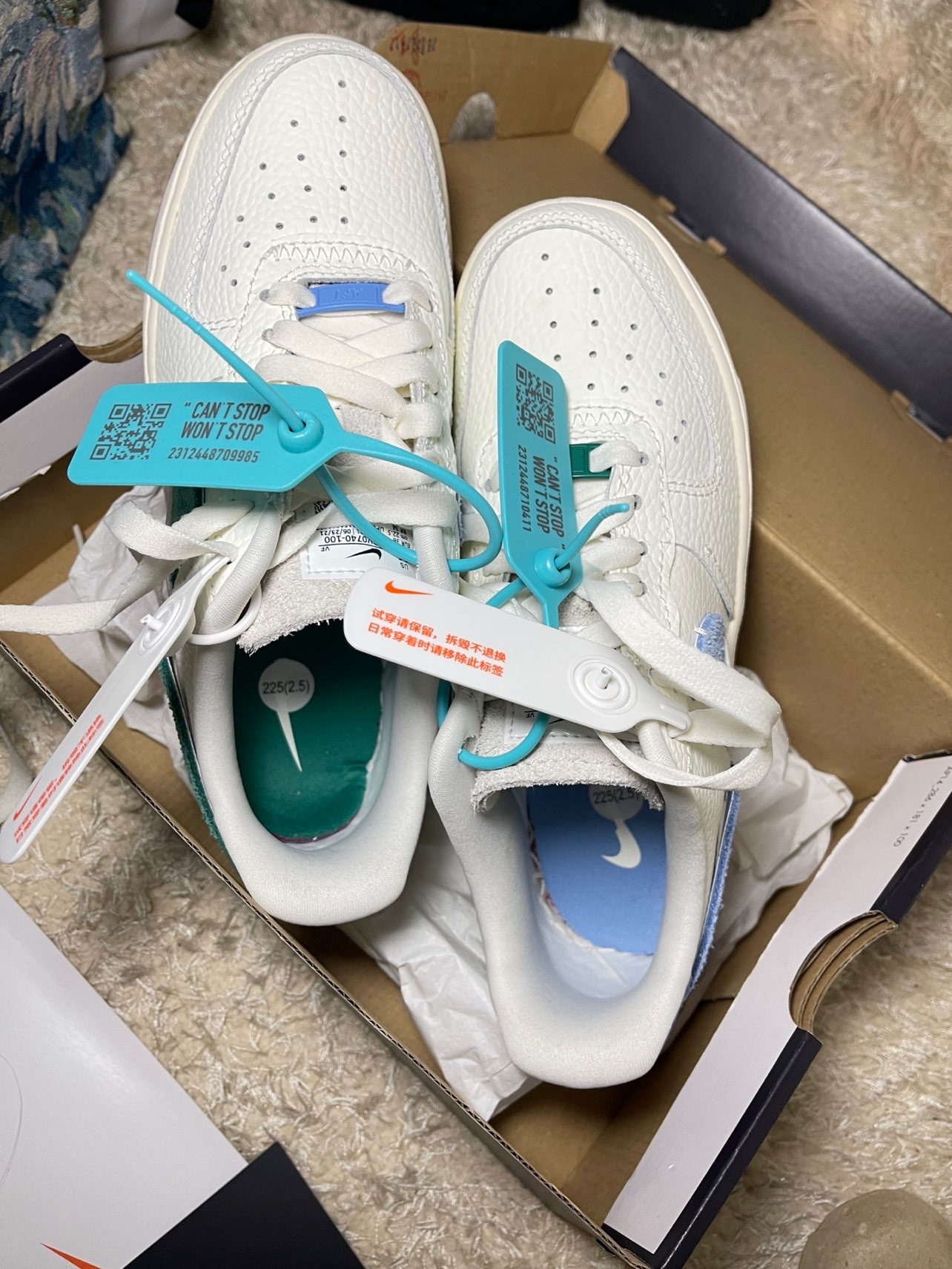 就很喜欢这个配色 主要上脚非常舒服 脚底软软的  鞋子正码 说好话这