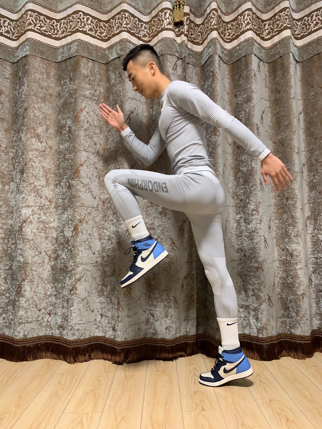 黑皮运动男生在穿的紧身衣