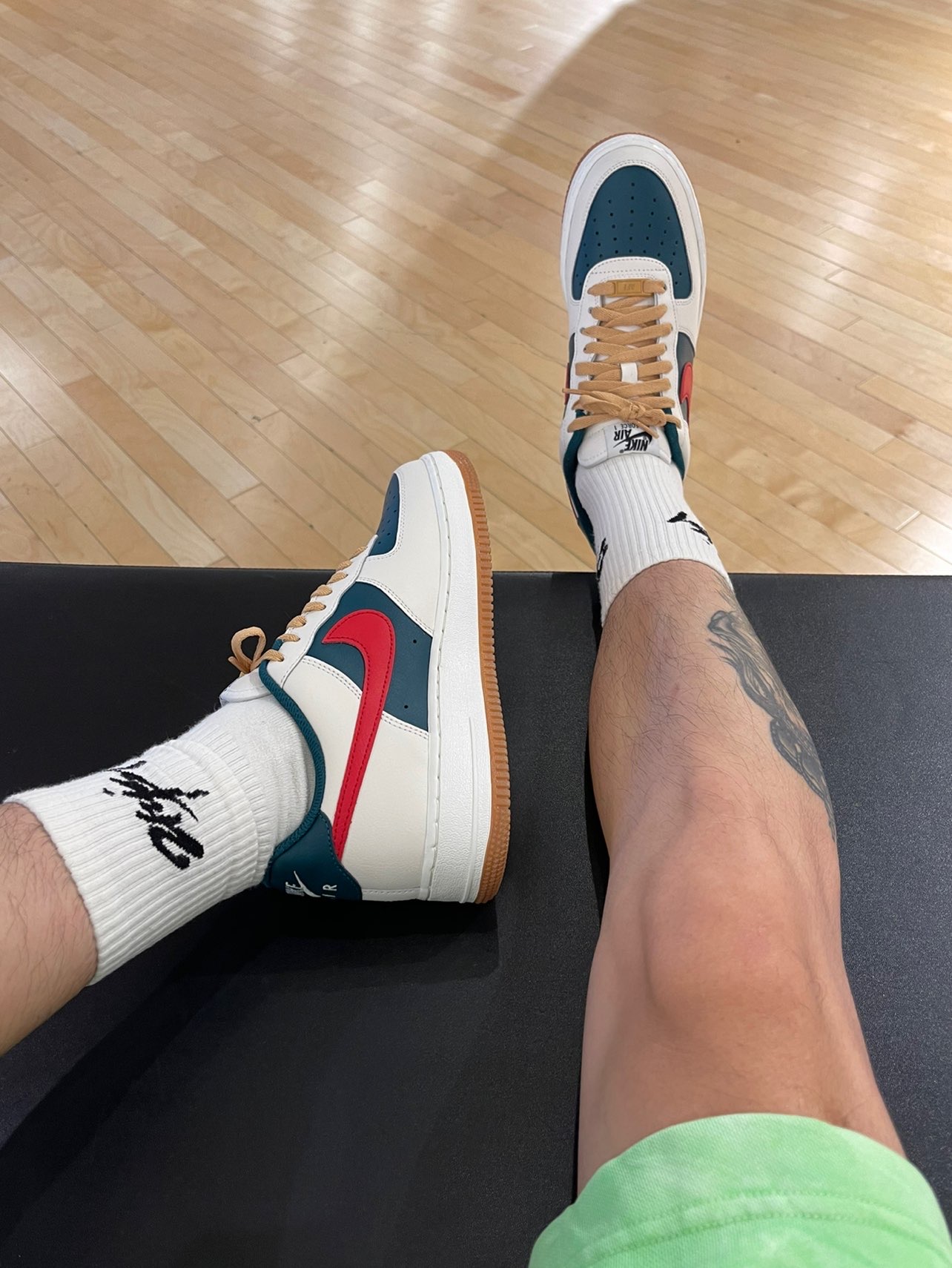 gucci配色的空军一号低帮板鞋 这也太帅了吧