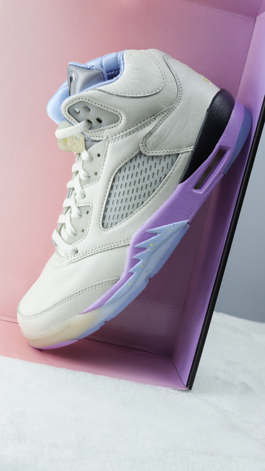 不知不觉又买鞋了 
air jordan 5经典程度早就无需多言,战斗机,鲨鱼