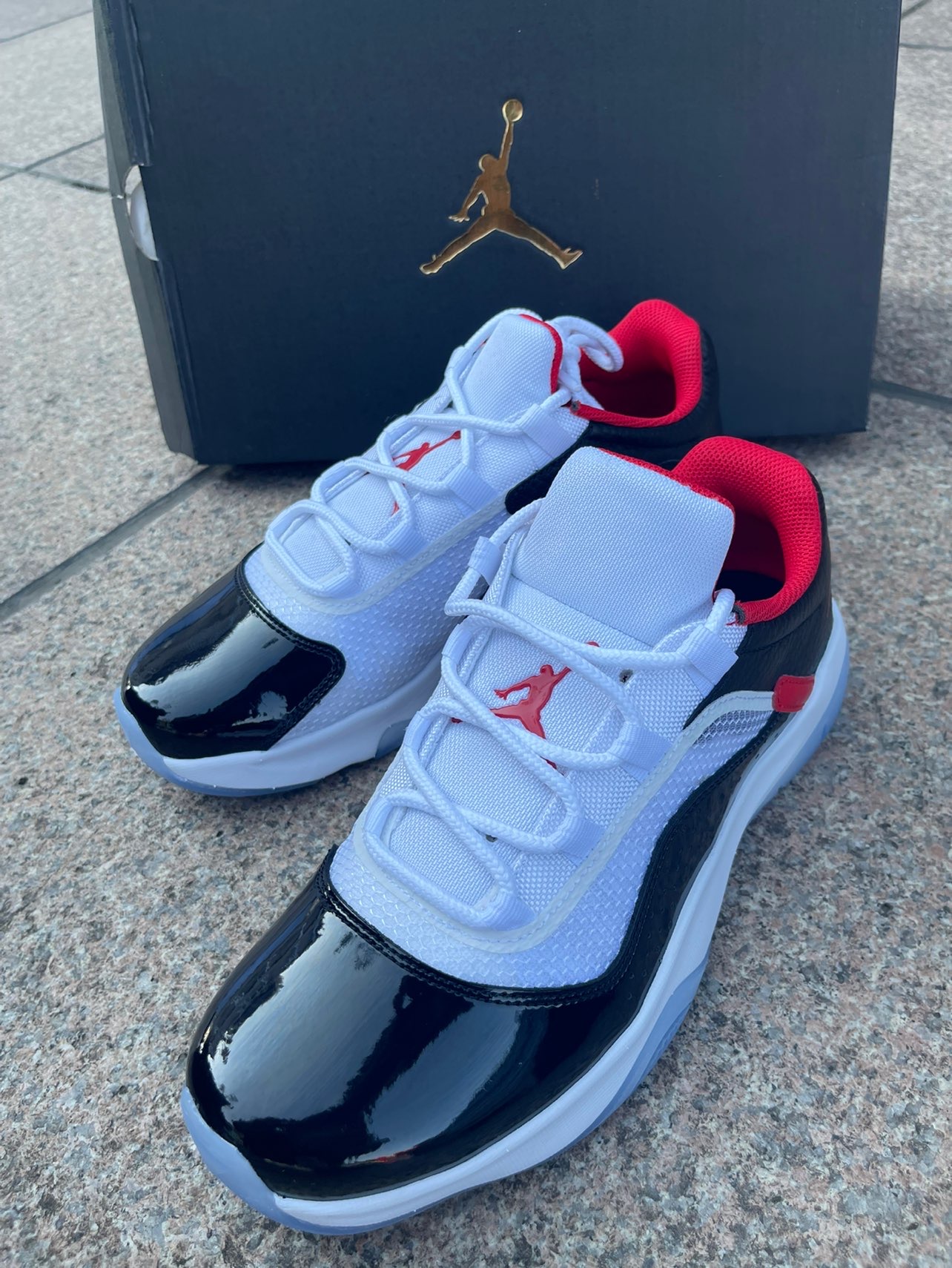 jordan 11 cmft 以标志黑色和白色为主调