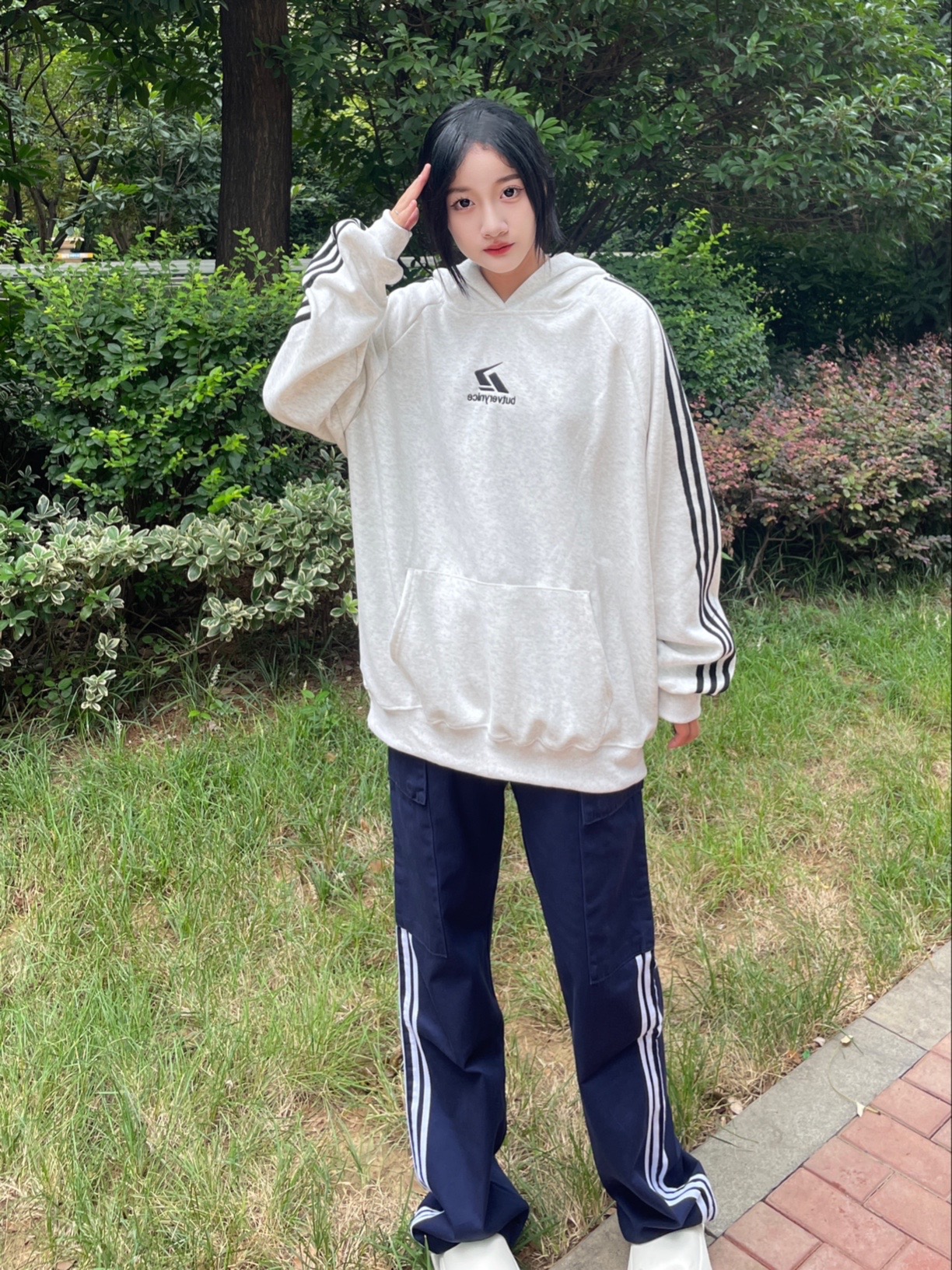 今天08校服裤子(运动风阔腿裤)是好看的哈哈哈哈