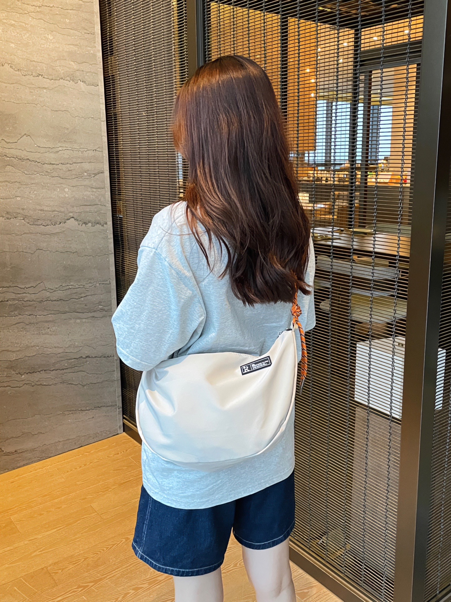 女生背斜挎包也超酷的好吧!