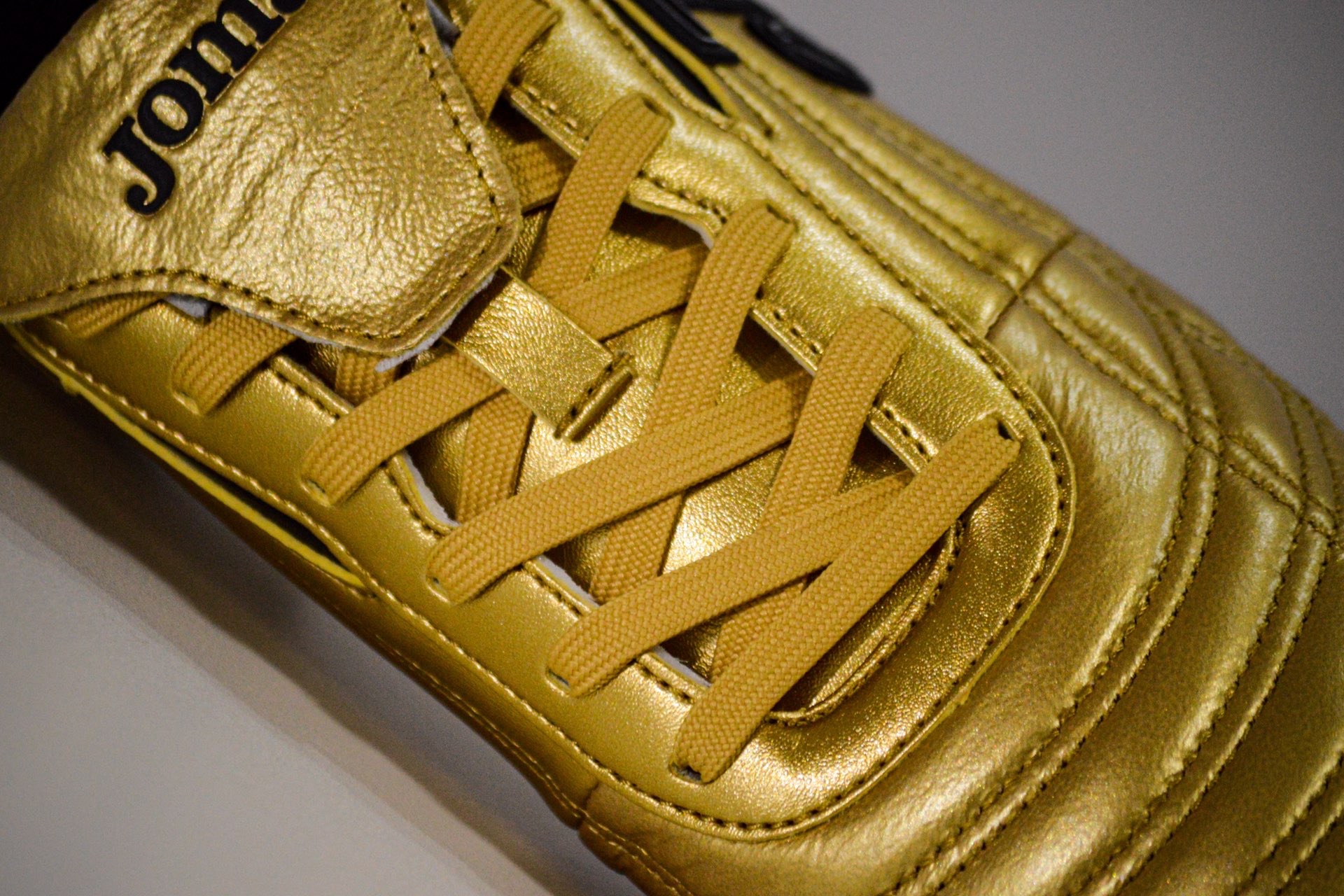 谁还没双金色足球鞋