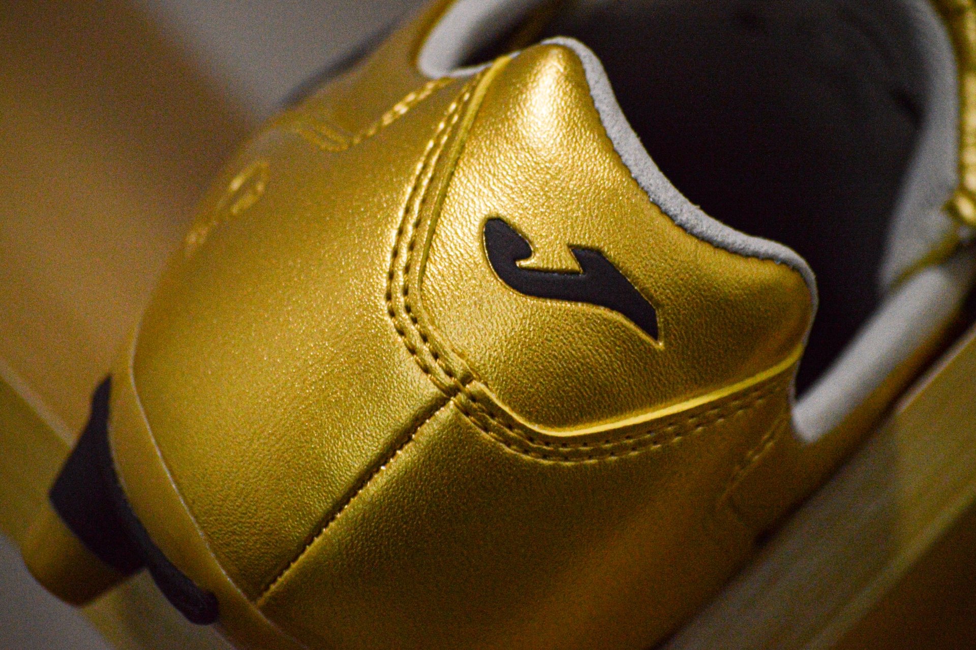 谁还没双金色足球鞋