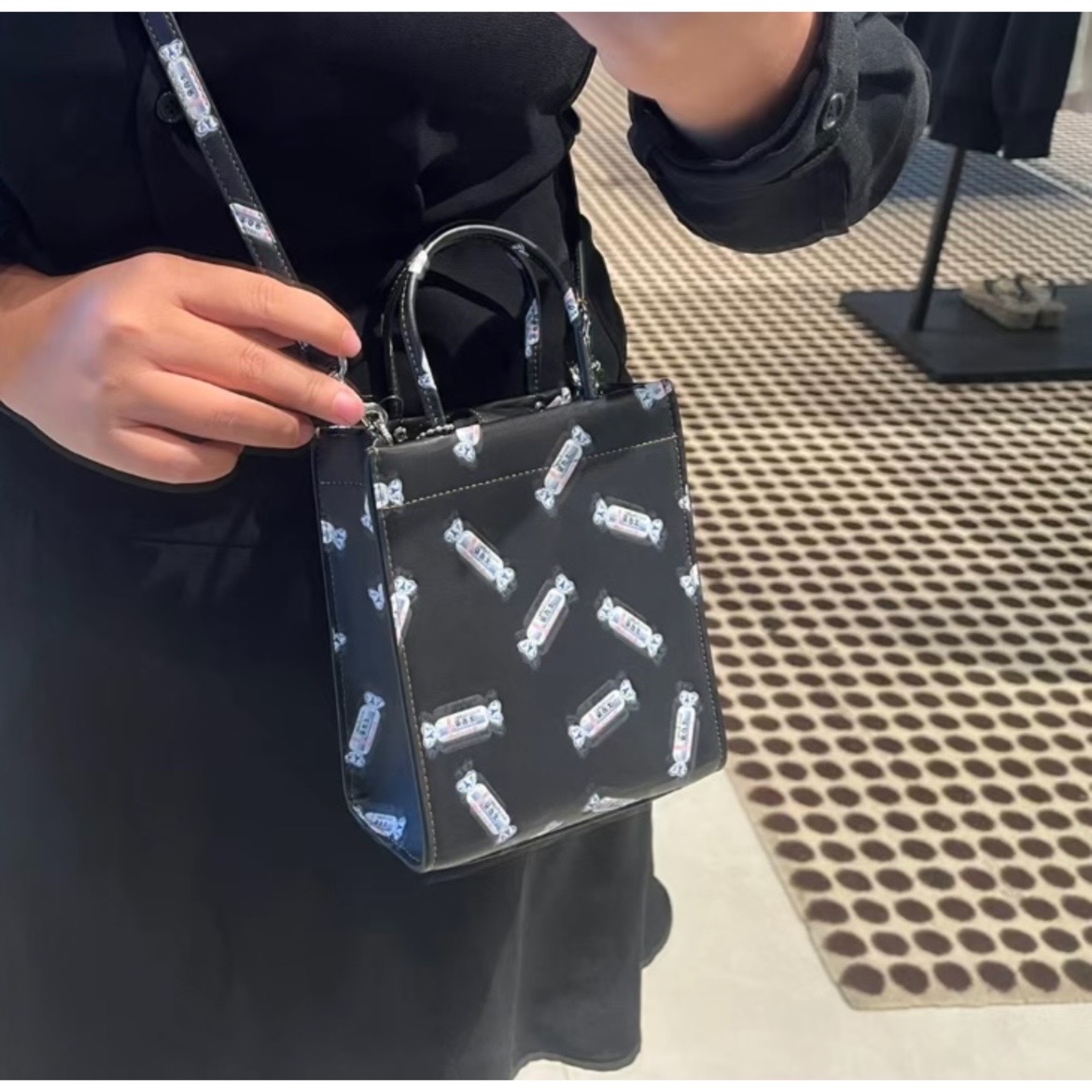 蔻驰大白兔联名mini托特包