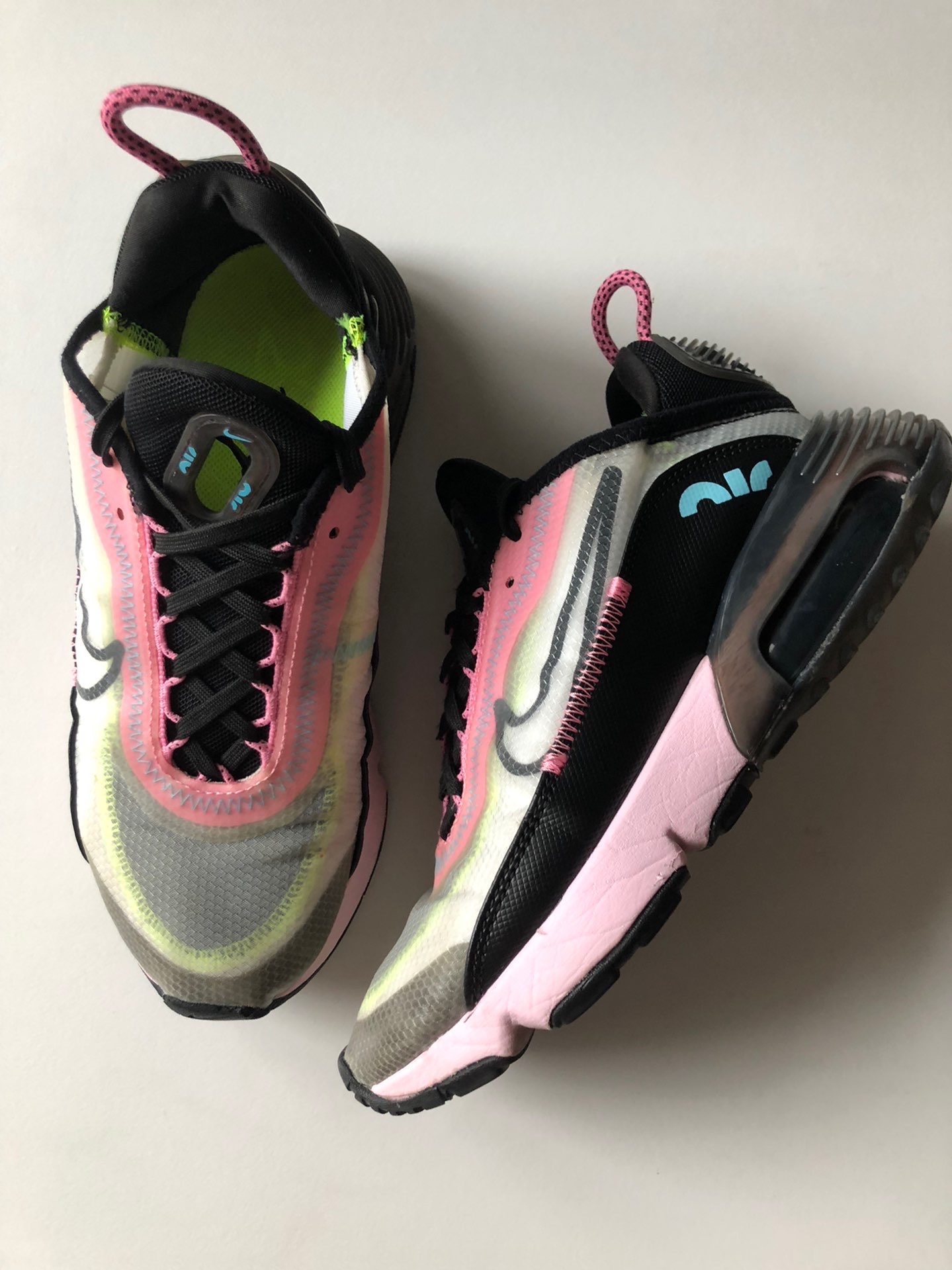 大家好,今天跟大家分享nike air max2090,这款2090