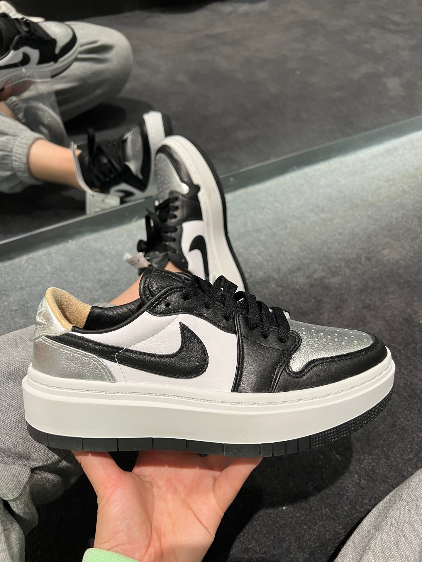 aj1黑银脚趾掉漆图片