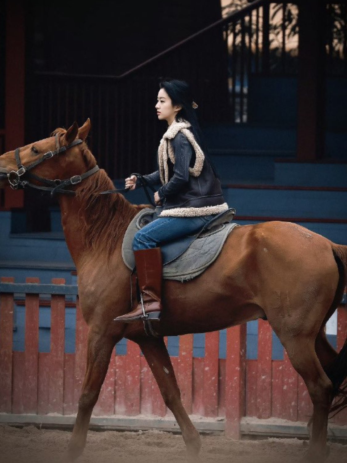 身穿来自somesowe的马甲,保暖休闲,不失机车风,上脚一双lost in echo
