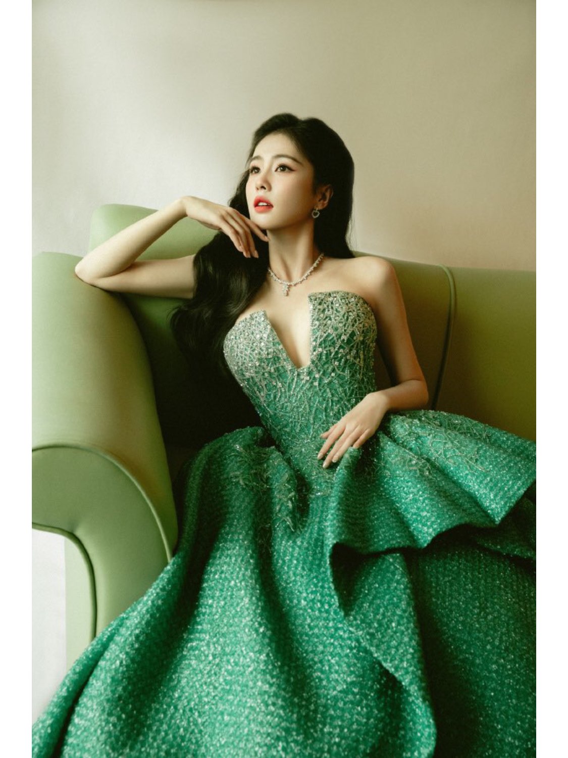 白鹿微博视界大会,绿色抹胸裙造型分享