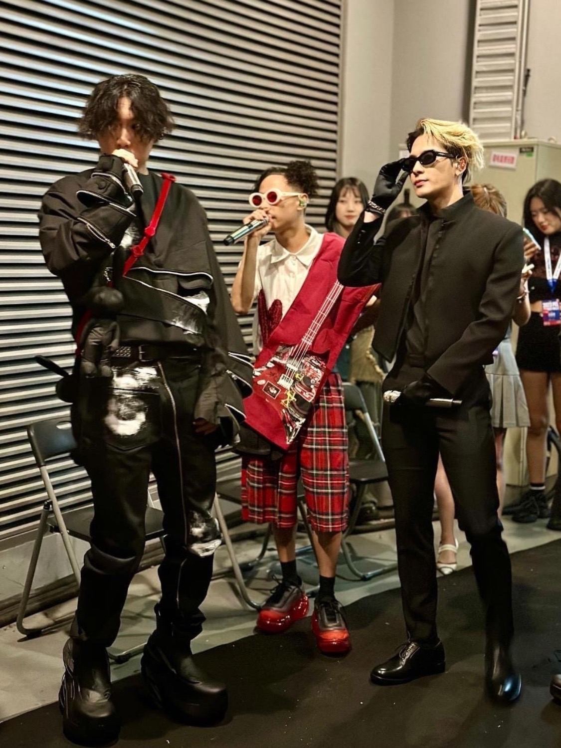 王嘉尔&psyp&布瑞吉《和平精英》空投秀舞台照