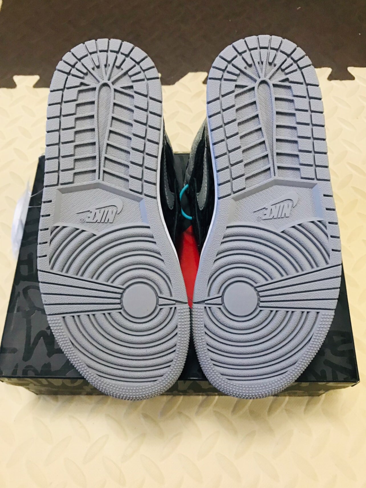 custom review-Air Jordan 1 High Og 'Rebellionaire'
