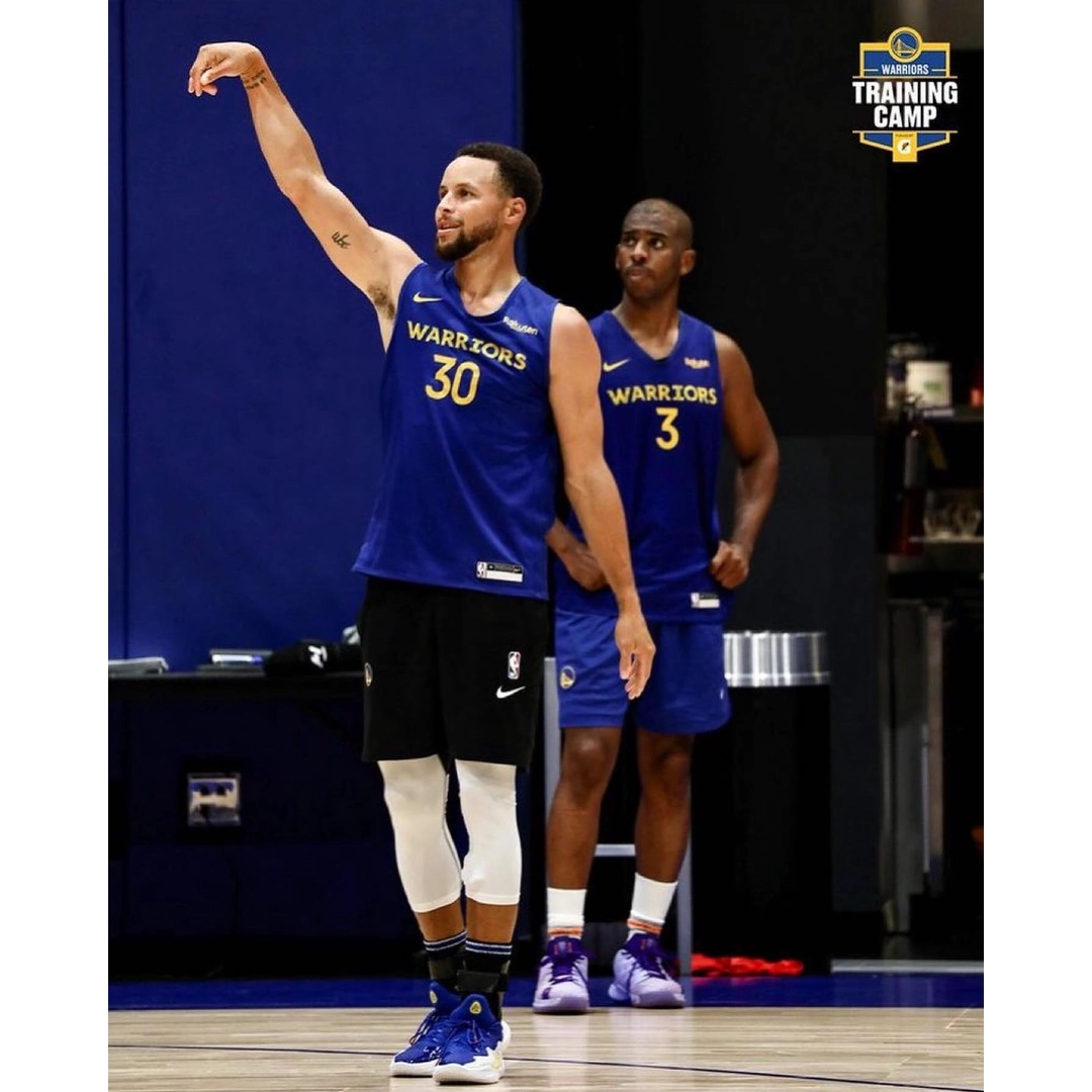 库里上脚curry11 dubnation配色