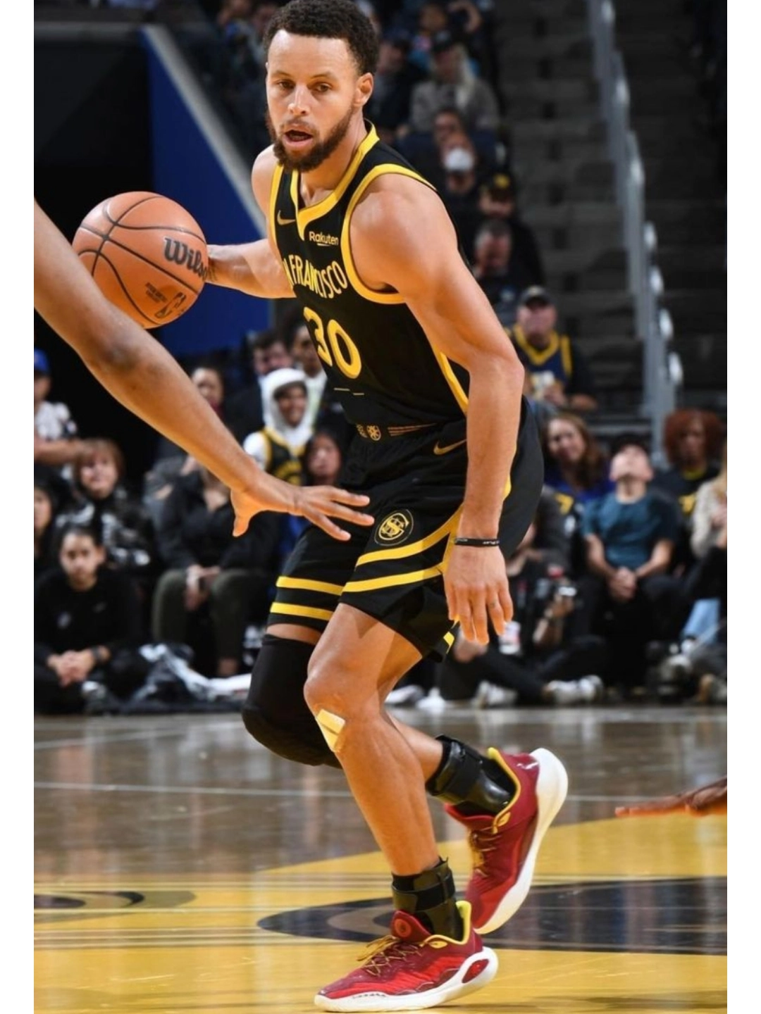 库里今天上脚的curry11 fire大红配色