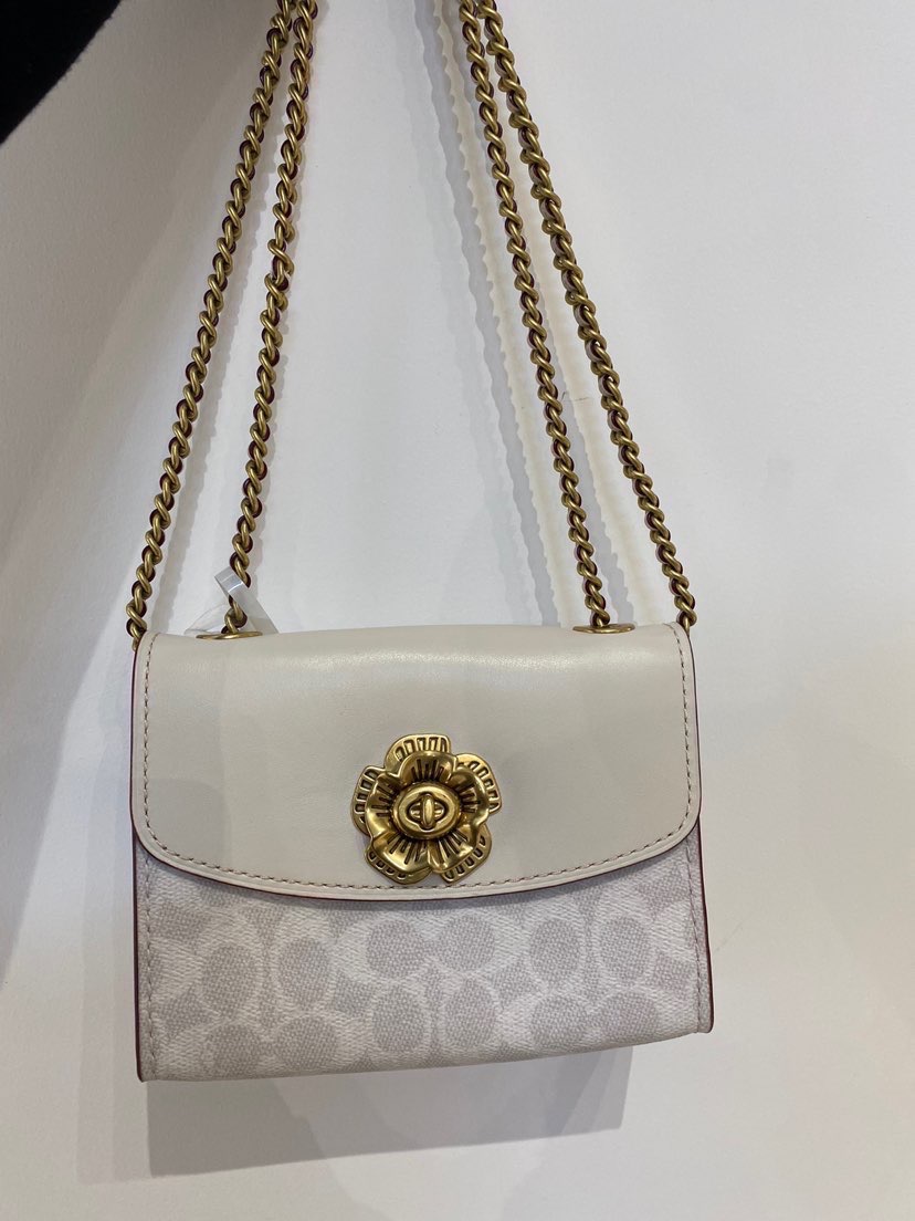 一款公主白山茶花链条包包