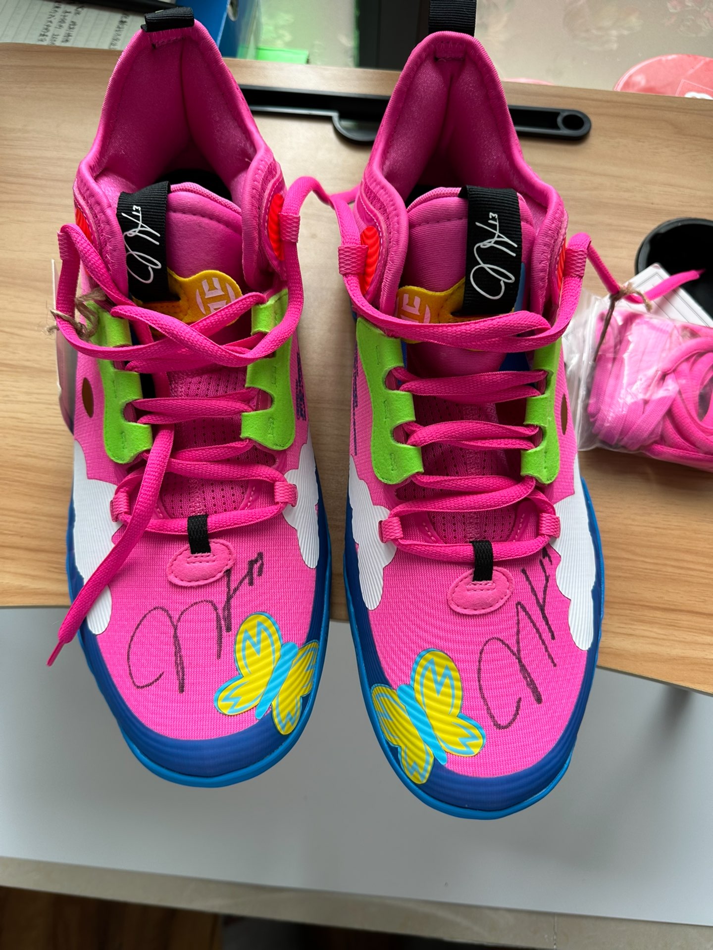 阿迪达斯 哈登5亲签篮球鞋,未市售配色