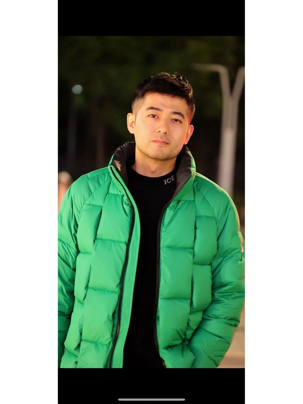 第一次尝试绿色,颜色很跳,35岁了不妨大胆一点 保暖轻便的羽绒服,配上