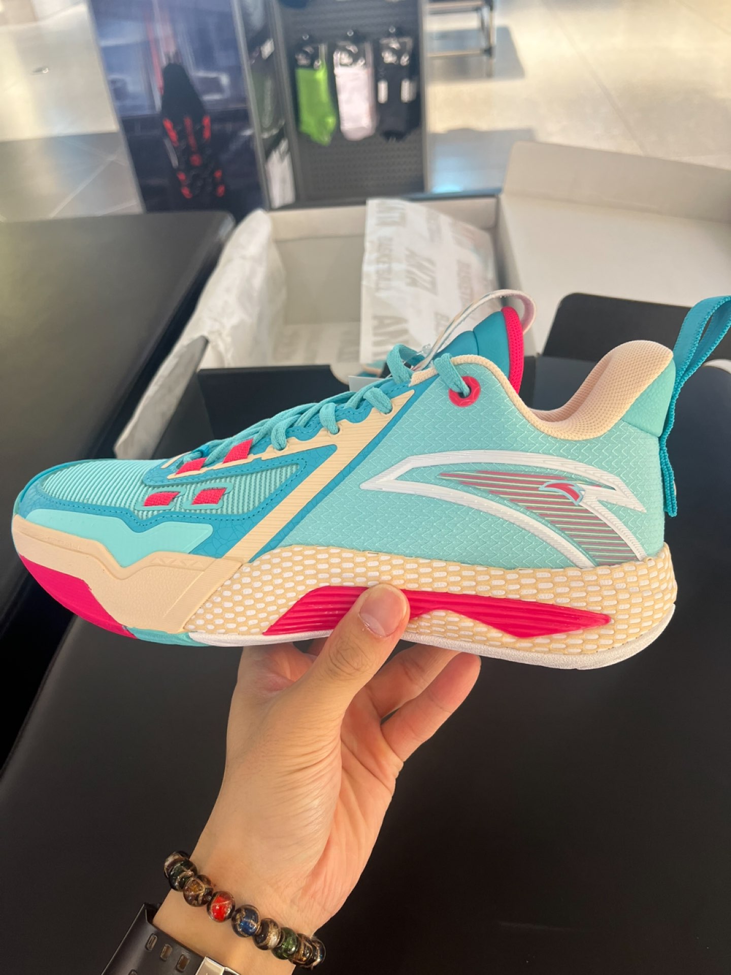 宽脚福利篮球鞋