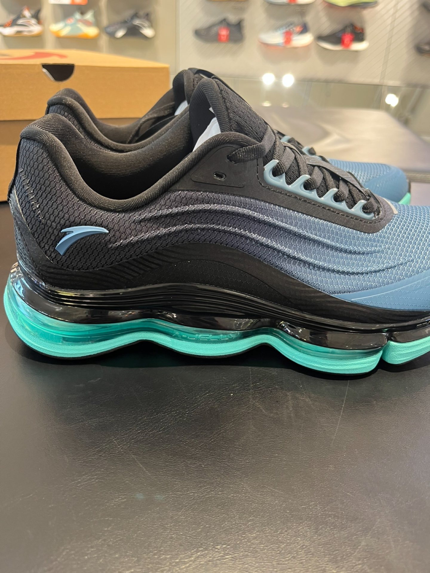 安踏新款"弹力胶"全掌气垫跑鞋!